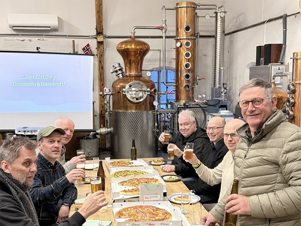 Folk i destilleri spiser pizza